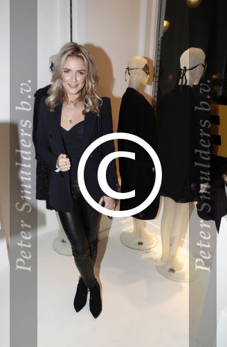 Amsterdam 15 december 2016 
Presentatie sieradenlijn Vedder en Vedder ( Anne en Esther) bij Velvet op de cornelis schuytstraat. Laurien Verstraten