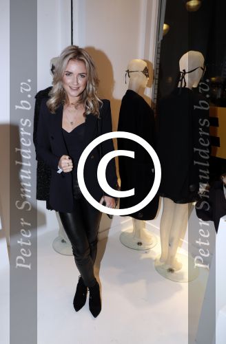 Amsterdam 15 december 2016 
Presentatie sieradenlijn Vedder en Vedder ( Anne en Esther) bij Velvet op de cornelis schuytstraat. Laurien Verstraten