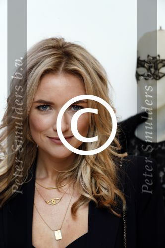 Amsterdam 15 december 2016 
Presentatie sieradenlijn Vedder en Vedder ( Anne en Esther) bij Velvet op de cornelis schuytstraat. Laurien Verstraten