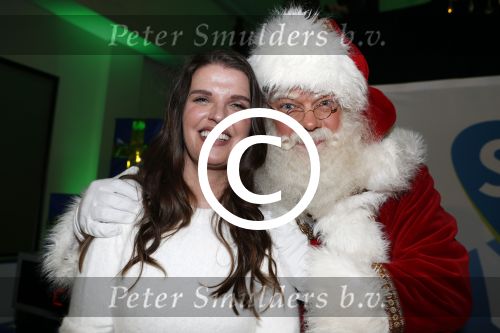 Amsterdam 7 december 2016
Sky radio Christmas tree event met oa Daphne en Emma Deckers Ronald de Boer Gers Pardoel Wilfred Genee Renate Verbaan en Bracha v Doesburgh. Fred v Leer en Manon Meijers zijn de jury. Marlayne Sahupala presenteert het geheel in het college hotel.