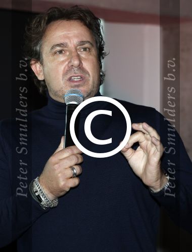 Amsterdam 30 september 2016
cd presentatie O\'GENE in de amsterdam toren . Marco Borsato reikt hem uit.