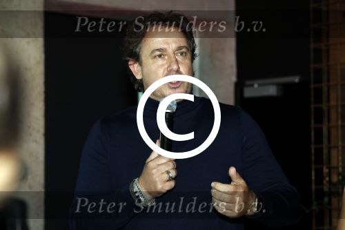 Amsterdam 30 september 2016
cd presentatie O\'GENE in de amsterdam toren . Marco Borsato reikt hem uit.