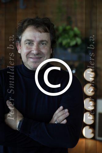 Amsterdam 30 september 2016
cd presentatie O\'GENE in de amsterdam toren . Marco Borsato reikt hem uit.