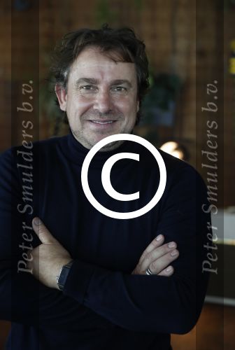 Amsterdam 30 september 2016
cd presentatie O\'GENE in de amsterdam toren . Marco Borsato reikt hem uit.