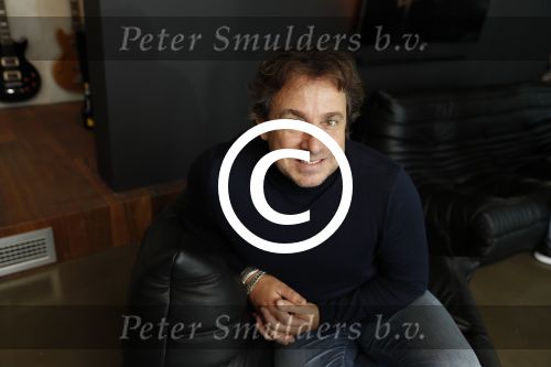 Amsterdam 30 september 2016
cd presentatie O\'GENE in de amsterdam toren . Marco Borsato reikt hem uit.