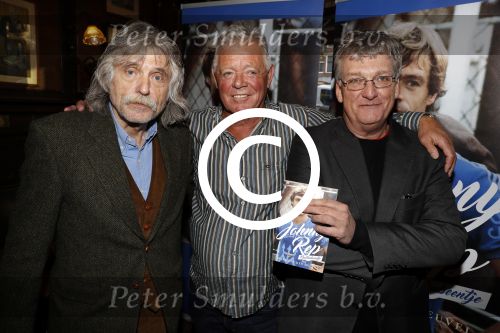 Amsterdam 25 november 2016
Boekpresentatie Johnny Rep bij cafe Scheltema. Johan Derksen reikt eerste exemplaar uit aan Heinz Stuy . Het boek is geschreven door  Mark v d Heuvel.
