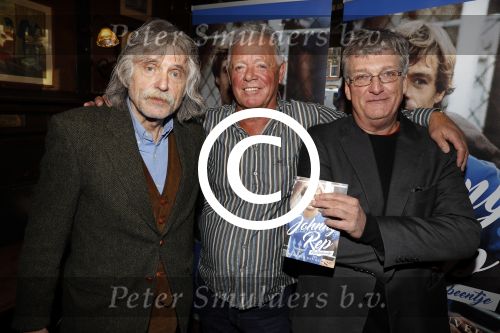 Amsterdam 25 november 2016
Boekpresentatie Johnny Rep bij cafe Scheltema. Johan Derksen reikt eerste exemplaar uit aan Heinz Stuy . Het boek is geschreven door  Mark v d Heuvel.