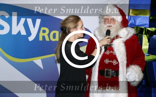 Amsterdam 7 december 2016
Sky radio Christmas tree event met oa Daphne en Emma Deckers Ronald de Boer Gers Pardoel Wilfred Genee Renate Verbaan en Bracha v Doesburgh. Fred v Leer en Manon Meijers zijn de jury. Marlayne Sahupala presenteert het geheel in het college hotel.