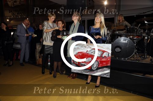 Heteren 23 november 2016
Ladies Night georganiseerd door Porsche centrum Gelderland.
Anouk Smulders presenteerde het event waar geld werd opgehaald voor de stichting Onky Donky van Marlies Boekhoorn