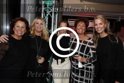 Heteren 23 november 2016
Ladies Night georganiseerd door Porsche centrum Gelderland.
Anouk Smulders presenteerde het event waar geld werd opgehaald voor de stichting Onky Donky van Marlies Boekhoorn. Marlies met dochter Denise Boekhoorn en vriendinnen