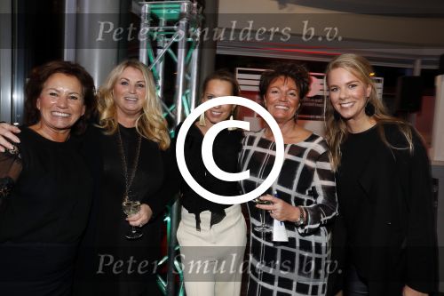 Heteren 23 november 2016
Ladies Night georganiseerd door Porsche centrum Gelderland.
Anouk Smulders presenteerde het event waar geld werd opgehaald voor de stichting Onky Donky van Marlies Boekhoorn. Marlies met dochter Denise Boekhoorn en vriendinnen