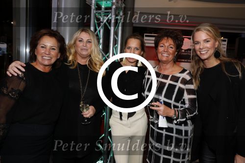 Heteren 23 november 2016
Ladies Night georganiseerd door Porsche centrum Gelderland.
Anouk Smulders presenteerde het event waar geld werd opgehaald voor de stichting Onky Donky van Marlies Boekhoorn. Marlies met dochter Denise Boekhoorn en vriendinnen