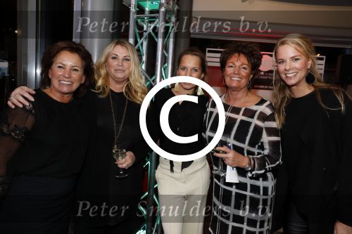 Heteren 23 november 2016
Ladies Night georganiseerd door Porsche centrum Gelderland.
Anouk Smulders presenteerde het event waar geld werd opgehaald voor de stichting Onky Donky van Marlies Boekhoorn. Marlies met dochter Denise Boekhoorn en vriendinnen