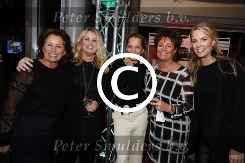 Heteren 23 november 2016
Ladies Night georganiseerd door Porsche centrum Gelderland.
Anouk Smulders presenteerde het event waar geld werd opgehaald voor de stichting Onky Donky van Marlies Boekhoorn. Marlies met dochter Denise Boekhoorn en vriendinnen