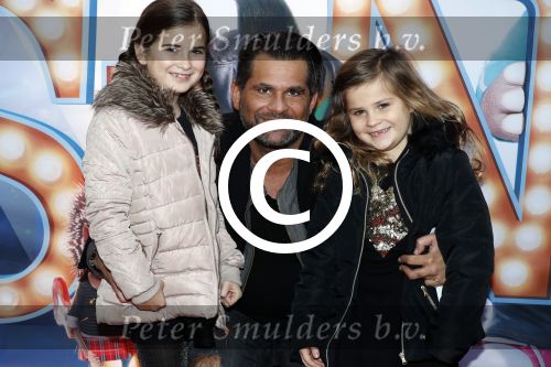 Amsterdam 10 december 2016
Premiere Sing in pathe arena. Micha Noot met kinderen