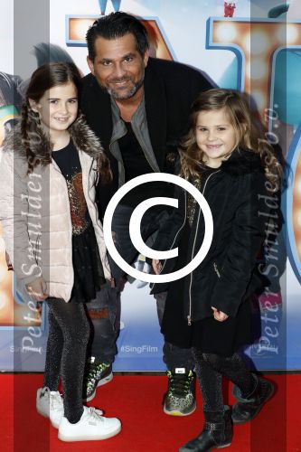 Amsterdam 10 december 2016
Premiere Sing in pathe arena. Micha Noot met kinderen