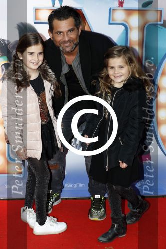 Amsterdam 10 december 2016
Premiere Sing in pathe arena. Micha Noot met kinderen