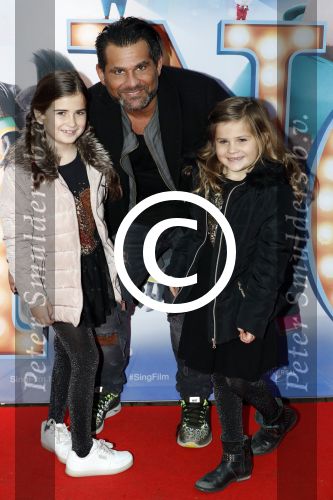 Amsterdam 10 december 2016
Premiere Sing in pathe arena. Micha Noot met kinderen