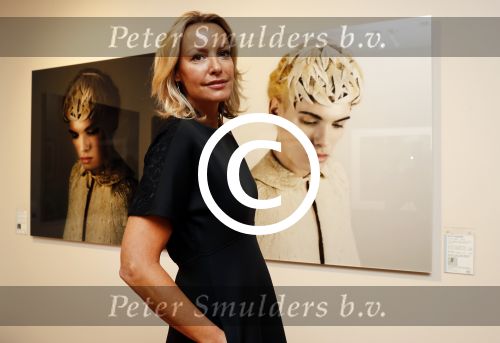 Amsterdam 19 november 2016
Micky Hoogendijk staat met foto\'s op de Amsterdam Pan beurs. Annette de Vries interviewt haar.