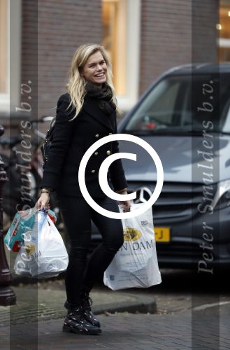 Amsterdam 17 december 2016
Nicolette v Dam doet boodschappen op de cornelis schuytstraat