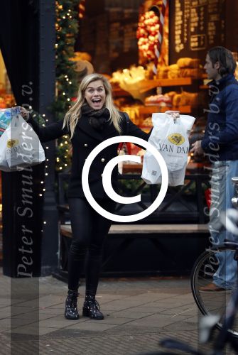 Amsterdam 17 december 2016
Nicolette v Dam doet boodschappen op de cornelis schuytstraat