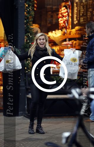 Amsterdam 17 december 2016
Nicolette v Dam doet boodschappen op de cornelis schuytstraat