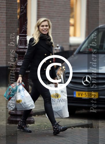 Amsterdam 17 december 2016
Nicolette v Dam doet boodschappen op de cornelis schuytstraat