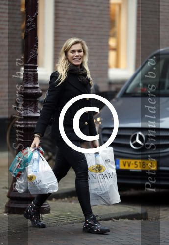 Amsterdam 17 december 2016
Nicolette v Dam doet boodschappen op de cornelis schuytstraat