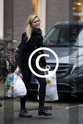 Amsterdam 17 december 2016
Nicolette v Dam doet boodschappen op de cornelis schuytstraat