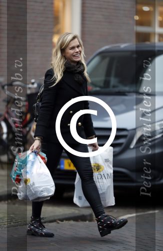 Amsterdam 17 december 2016
Nicolette v Dam doet boodschappen op de cornelis schuytstraat