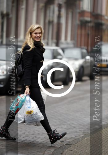 Amsterdam 17 december 2016
Nicolette v Dam doet boodschappen op de cornelis schuytstraat