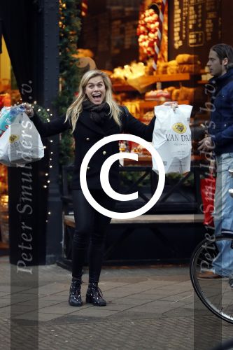 Amsterdam 17 december 2016
Nicolette v Dam doet boodschappen op de cornelis schuytstraat