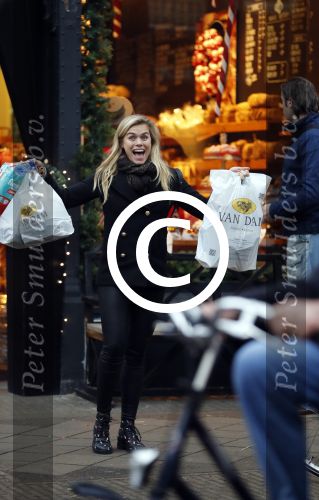 Amsterdam 17 december 2016
Nicolette v Dam doet boodschappen op de cornelis schuytstraat