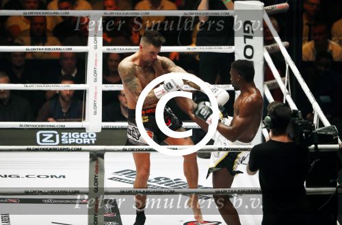 Oberhausen 10 december 2016
Nieky Holzen verliest zijn wereldtitel aan Cedric Doumbe uit Frankrijk tijdens de GLORY COLLISION in Oberhausen.