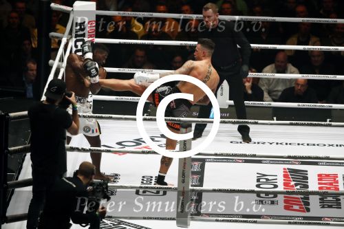 Oberhausen 10 december 2016
Nieky Holzen verliest zijn wereldtitel aan Cedric Doumbe uit Frankrijk tijdens de GLORY COLLISION in Oberhausen.