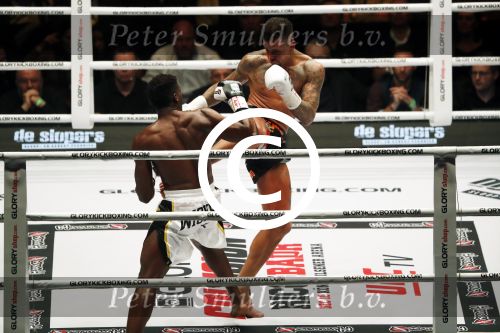 Oberhausen 10 december 2016
Nieky Holzen verliest zijn wereldtitel aan Cedric Doumbe uit Frankrijk tijdens de GLORY COLLISION in Oberhausen.