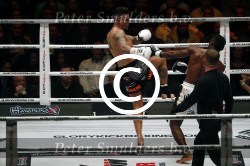 Oberhausen 10 december 2016
Nieky Holzen verliest zijn wereldtitel aan Cedric Doumbe uit Frankrijk tijdens de GLORY COLLISION in Oberhausen.