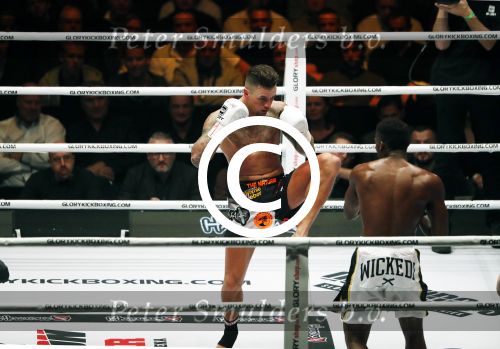 Oberhausen 10 december 2016
Nieky Holzen verliest zijn wereldtitel aan Cedric Doumbe uit Frankrijk tijdens de GLORY COLLISION in Oberhausen.