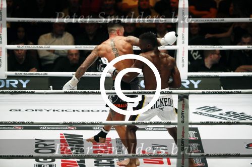 Oberhausen 10 december 2016
Nieky Holzen verliest zijn wereldtitel aan Cedric Doumbe uit Frankrijk tijdens de GLORY COLLISION in Oberhausen.