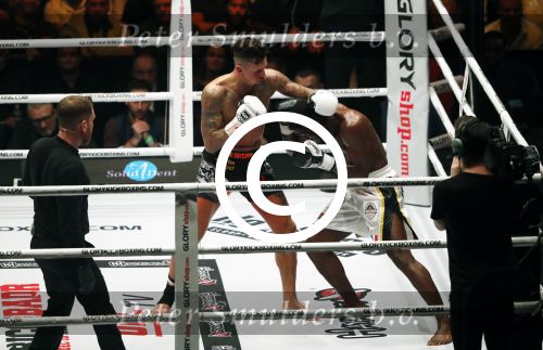 Oberhausen 10 december 2016
Nieky Holzen verliest zijn wereldtitel aan Cedric Doumbe uit Frankrijk tijdens de GLORY COLLISION in Oberhausen.