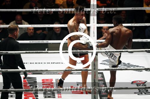 Oberhausen 10 december 2016
Nieky Holzen verliest zijn wereldtitel aan Cedric Doumbe uit Frankrijk tijdens de GLORY COLLISION in Oberhausen.