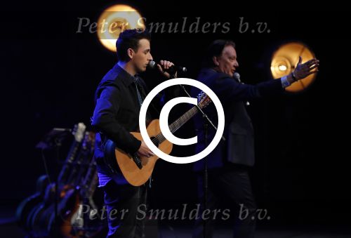 Amsterdam 20 november 2016
Rob de Nijs krijgt de radio5 oeuvre award in theater Amsterdam . Zijn vrouw Henriette en zoons Robert en Yoshi zijn ook aanwezig alsmede zijn ex vrouw Belinda meuldijk. Nielson