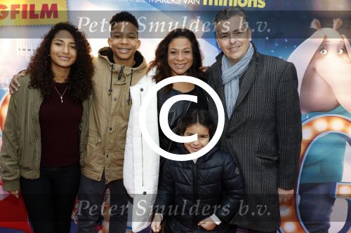 Amsterdam 10 december 2016
Premiere Sing in pathe arena. Nurlaila Kareem met man en kinderen