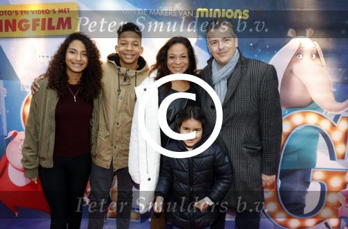 Amsterdam 10 december 2016
Premiere Sing in pathe arena. Nurlaila Kareem met man en kinderen