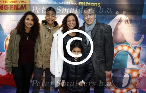 Amsterdam 10 december 2016
Premiere Sing in pathe arena. Nurlaila Kareem met man en kinderen