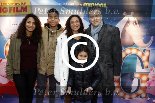 Amsterdam 10 december 2016
Premiere Sing in pathe arena. Nurlaila Kareem met man en kinderen