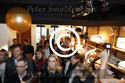 Amsterdam 17 december 2016 
Opening winkel Nynke Wynia door vriendin Micky Hoogendijk