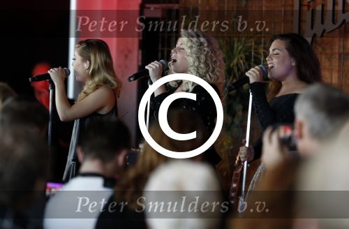 Amsterdam 30 september 2016
cd presentatie O\'GENE in de amsterdam toren . Marco Borsato reikt hem uit.
O\'G3NE