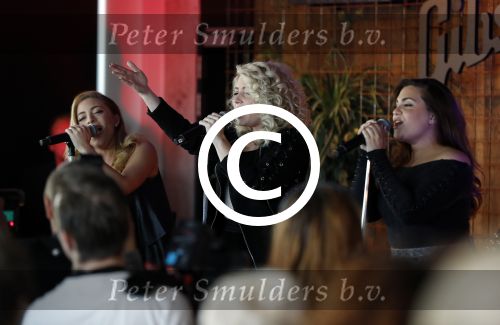 Amsterdam 30 september 2016
cd presentatie O\'GENE in de amsterdam toren . Marco Borsato reikt hem uit.
O\'G3NE