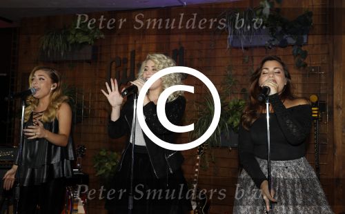 Amsterdam 30 september 2016
cd presentatie O\'GENE in de amsterdam toren . Marco Borsato reikt hem uit.
O\'G3NE